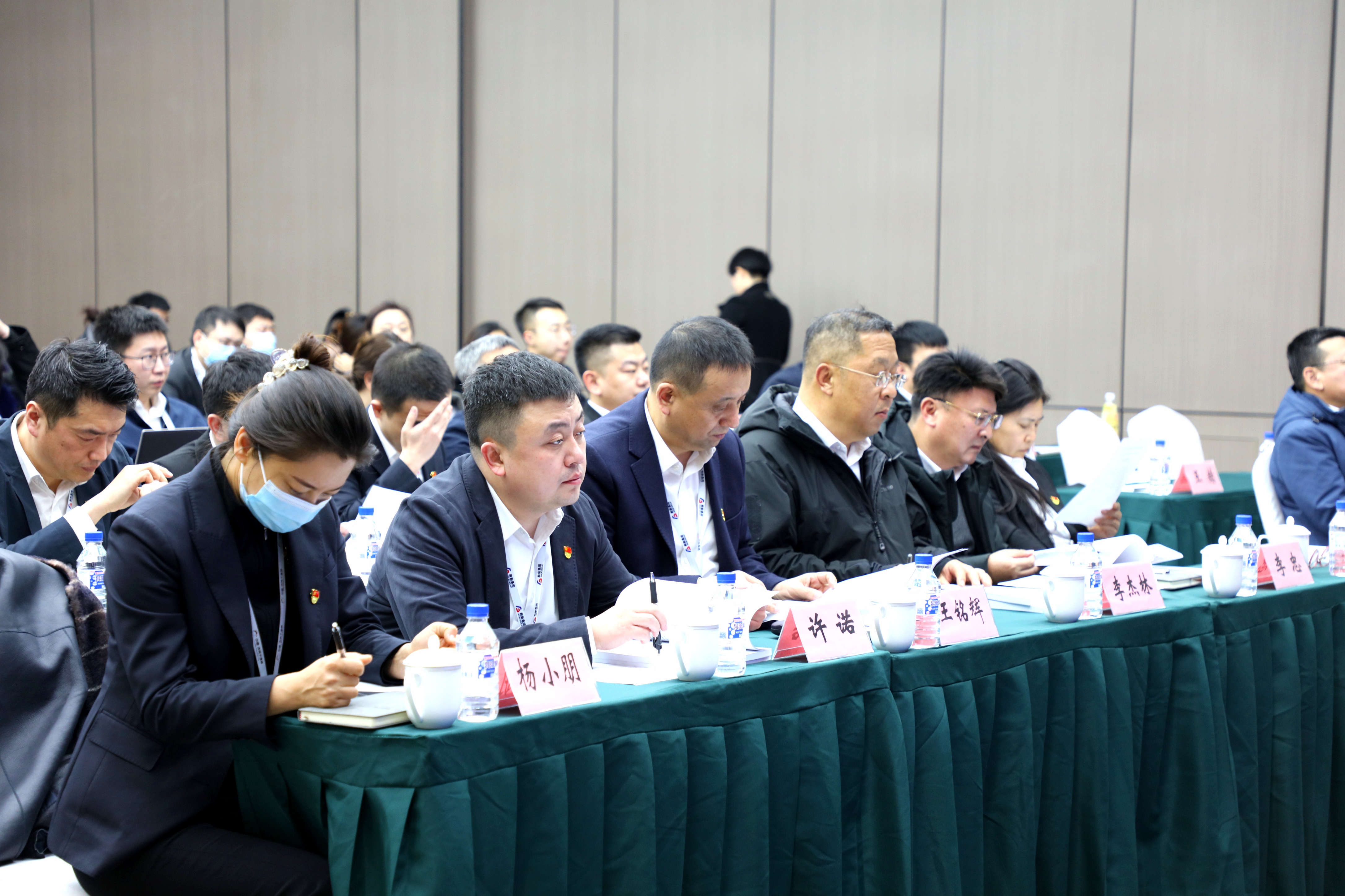 集團(tuán)舉行機(jī)關(guān)中層干部、借調(diào)和駐村干部2022年度述職測評會議